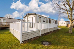 Lovely 6 Berth Caravan At Carlton Meres Holiday Park In Suffolk Ref 60021R